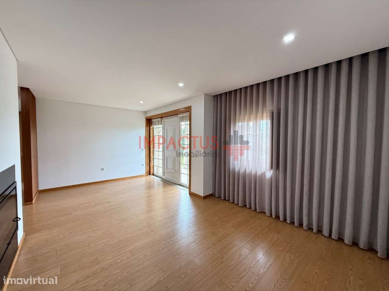 Imponente Moradia isolada com terreno de 1195m2-31