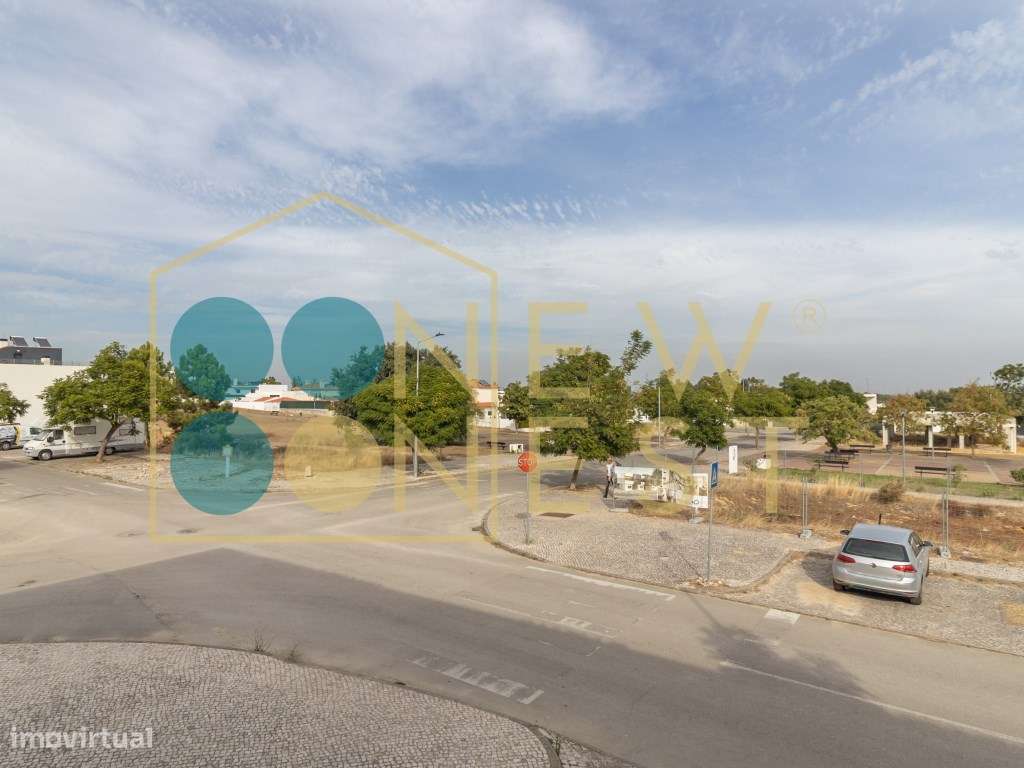 Moradia T3+1 em Banda como Nova com pátio e Vista Castelo de Palmel...-29