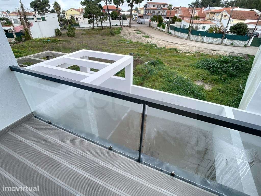 Moradia T3 duplex no centro de Fernão Ferro-28