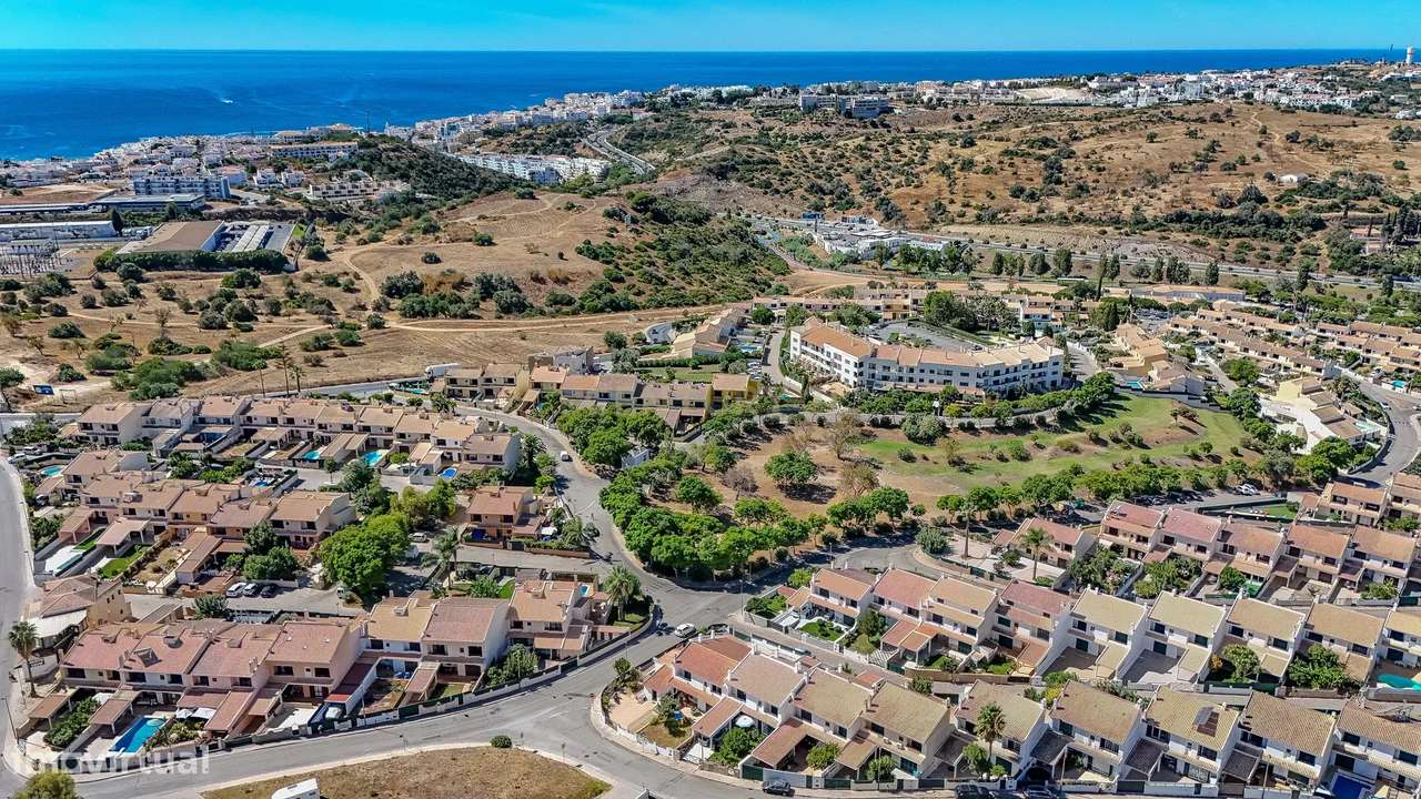 Moradia T2 Geminada C/ 2 Apartamentos Independentes e 238 M2 de Área E-54