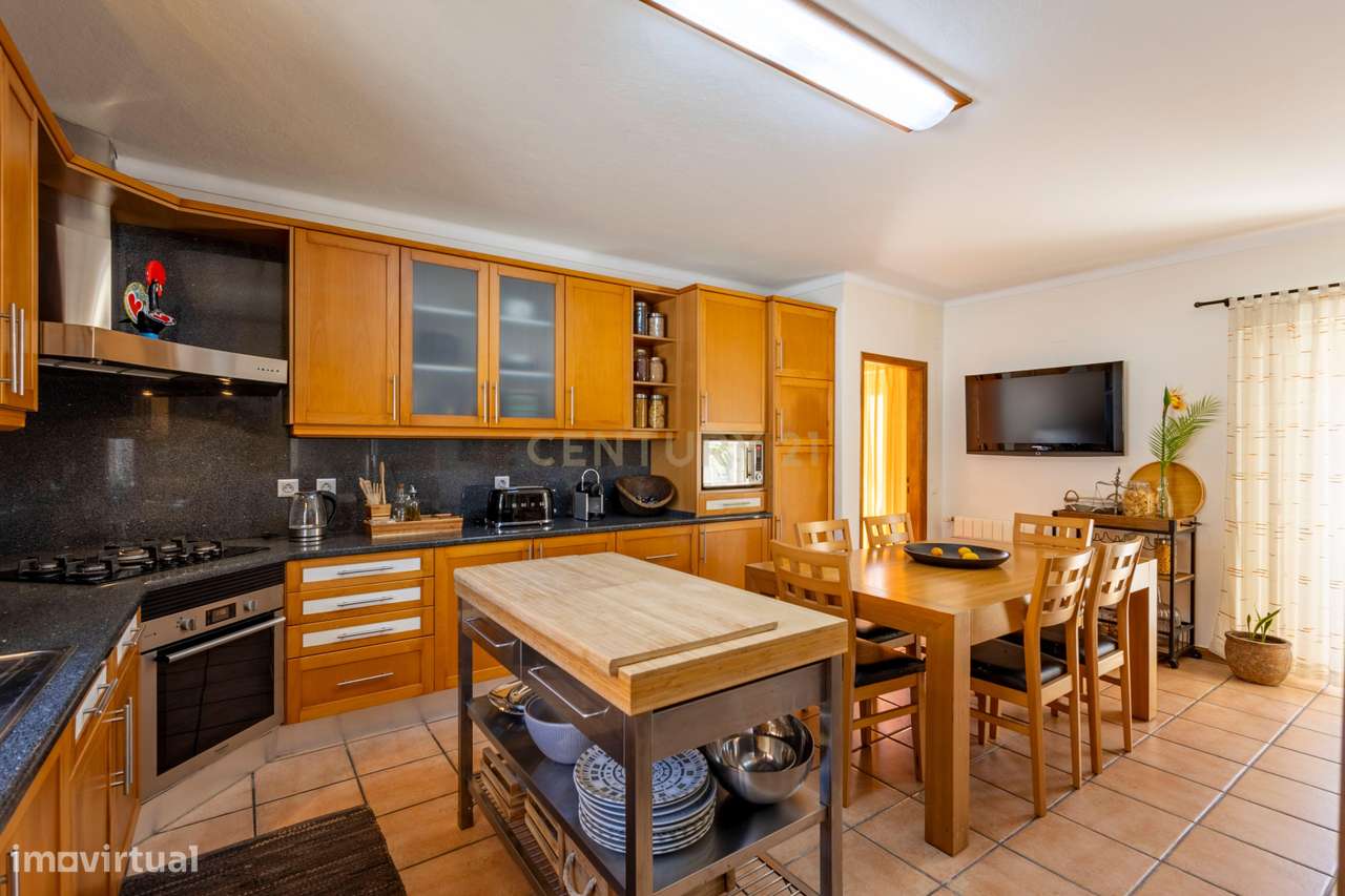 Moradia T5 Térrea com Piscina, Garagem e Lote de 2000 m² – Venda do Al-12