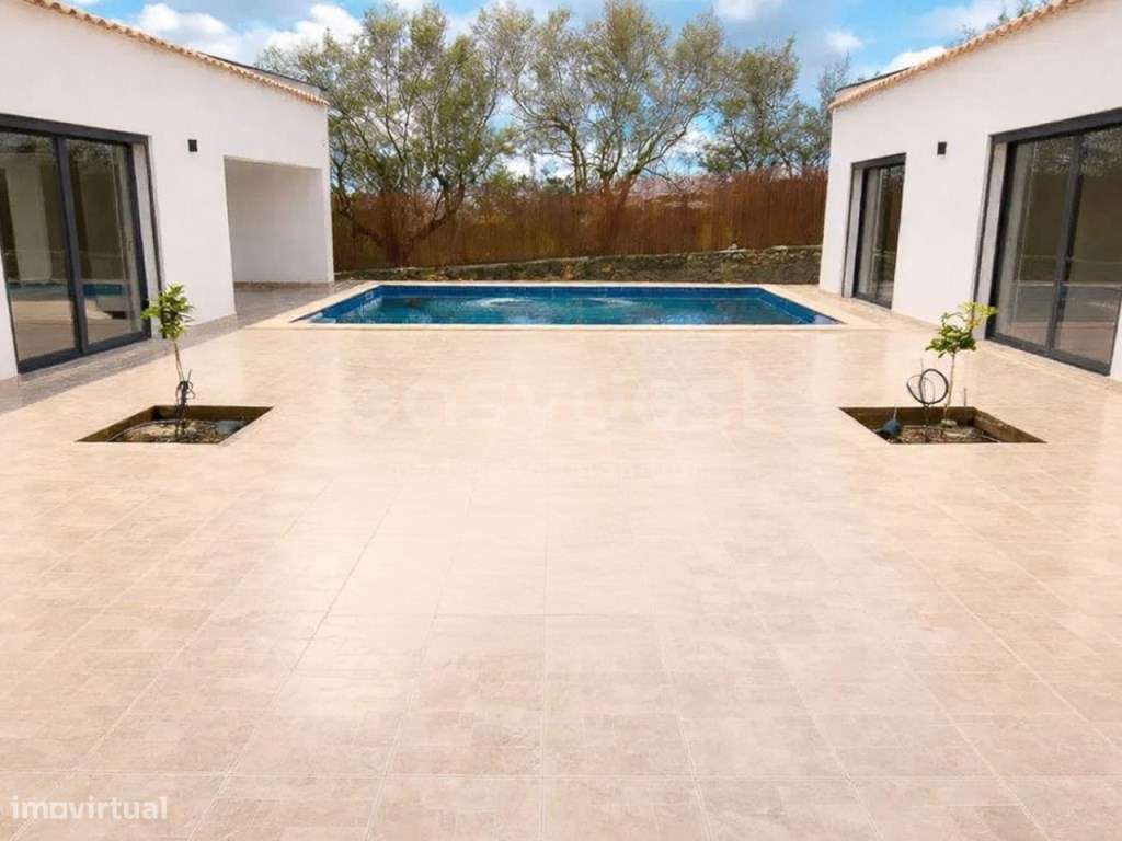 Moradia de Luxo Térrea com Piscina Central e Garagem - Loulé - Grande imagem: 2/37