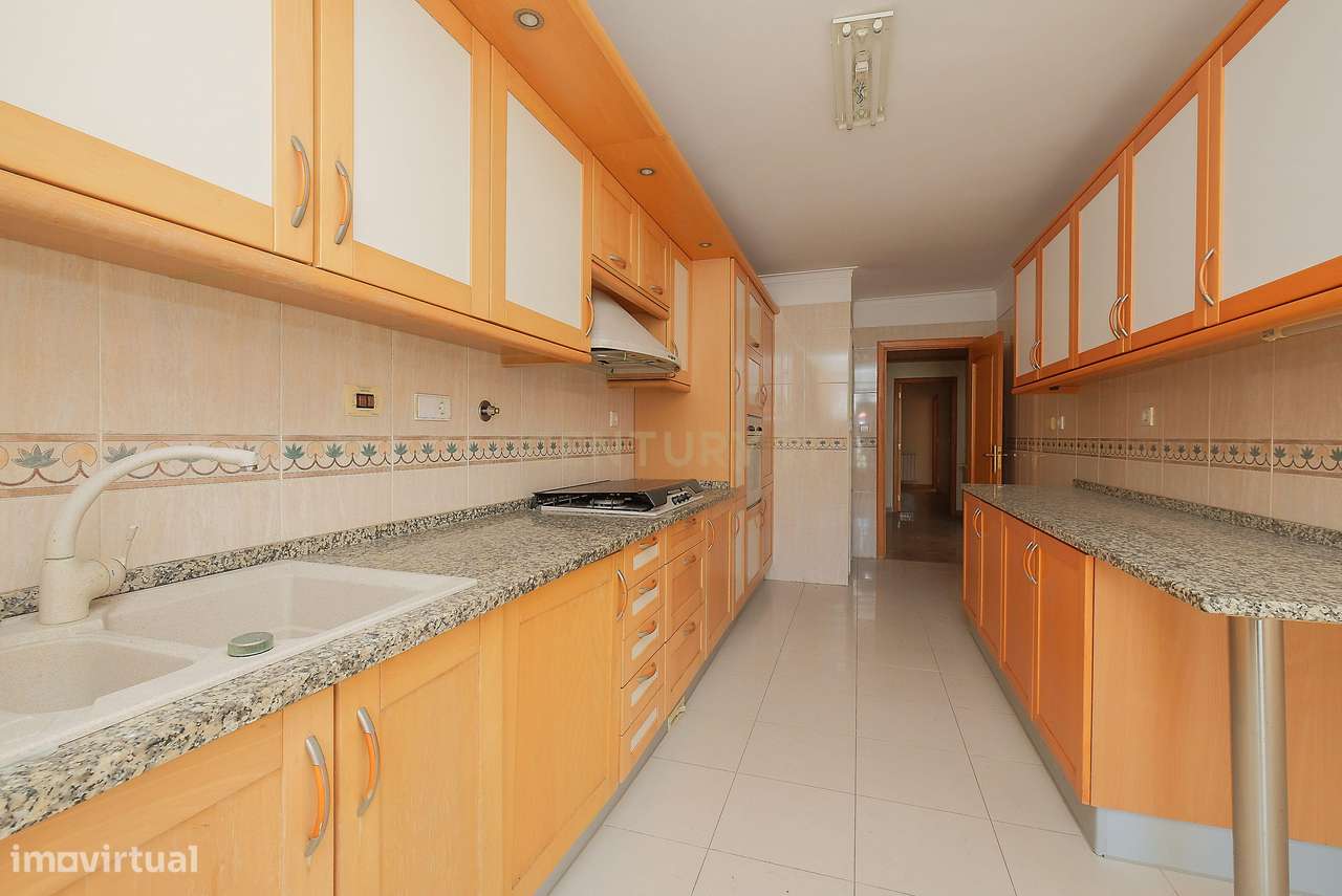 Apartamento T3 luminoso na Parede com varandas, garagem e arrecadação-8