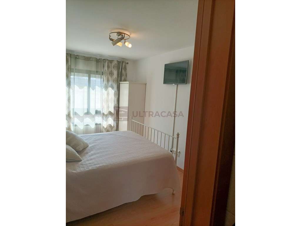 Vende-se Excelente T3 na Pontinha com 2 Lugares de Parqueamento-23