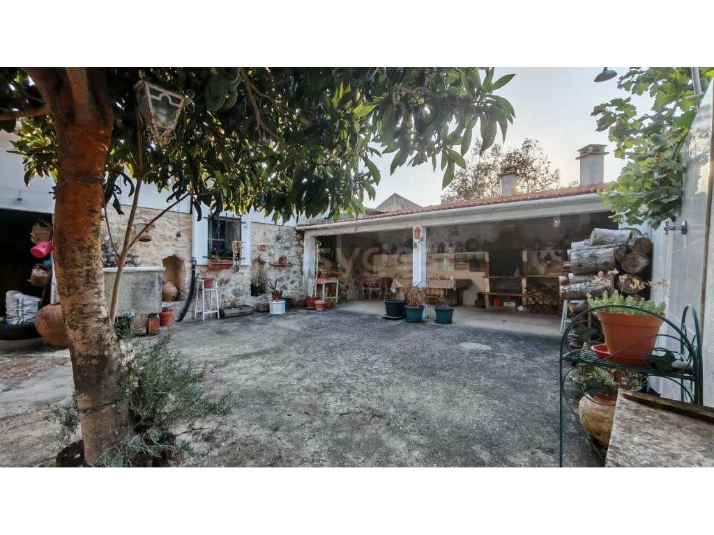 Moradia pronta com terreno a poucos minutos do acesso à IC9 - Grande imagem: 4/33