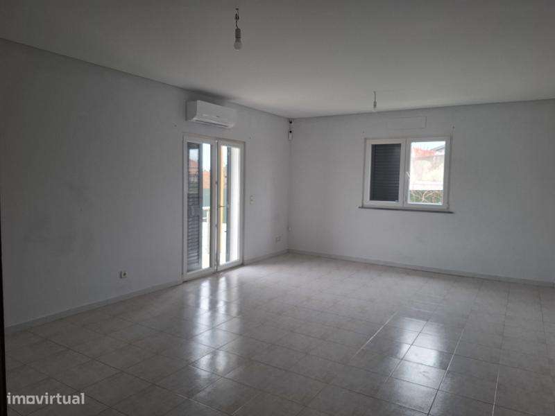 Excelente Moradia Isolada com 5 Ass. Garagem e Tanque - Grande imagem: 3/43