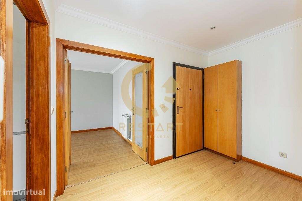 Apartamento T3 com excelente exposição solar, box fechada e junto ao m-12