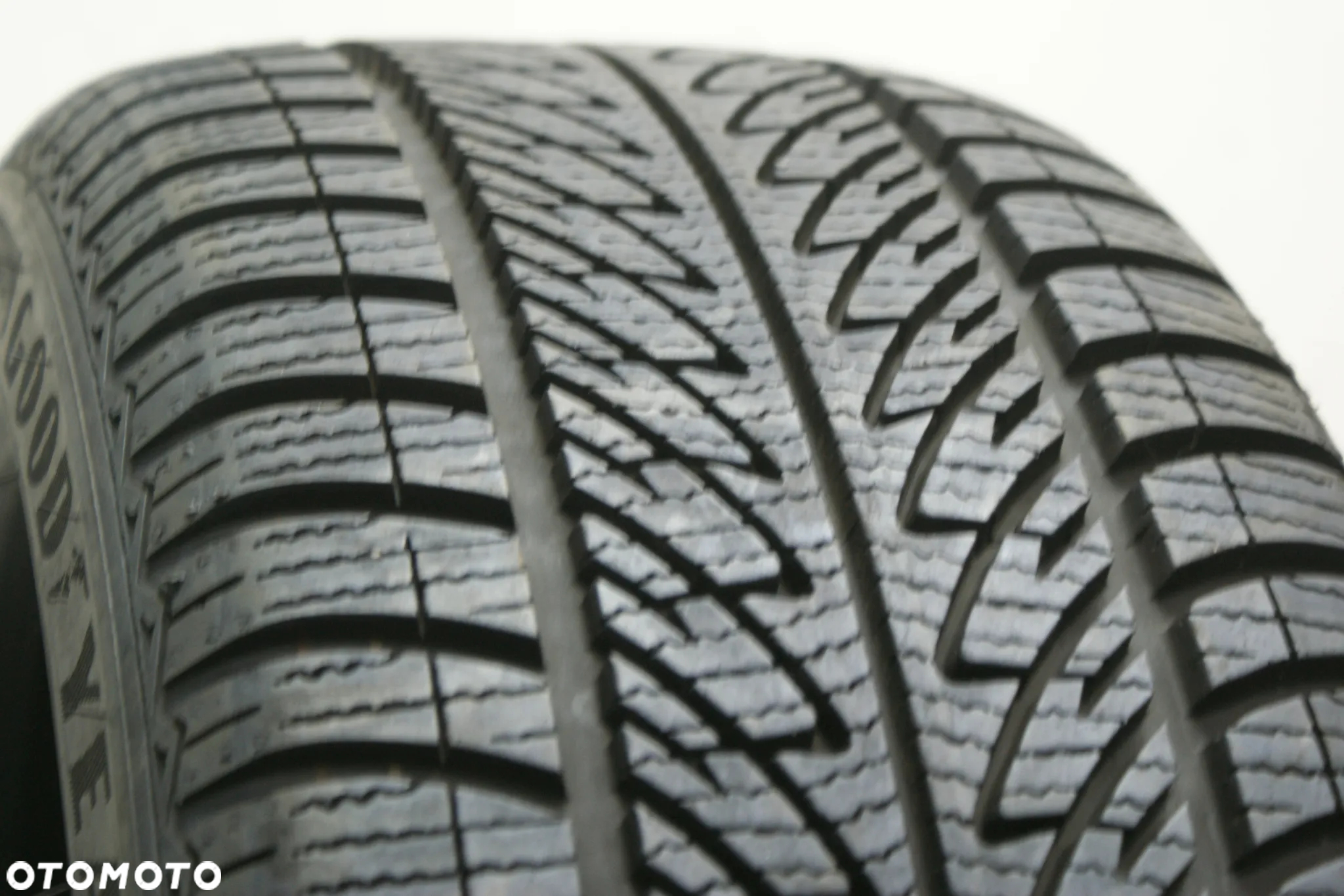 225/40R18 GOODYEAR ULTRA GRIP 8 PERFORMANCE , 7,7mm - 2