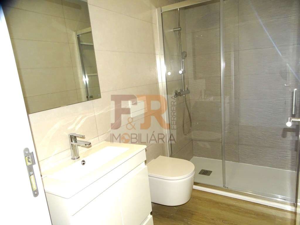 Moradia Geminada Triplex T3+1 com Cave Fernão Ferro-31