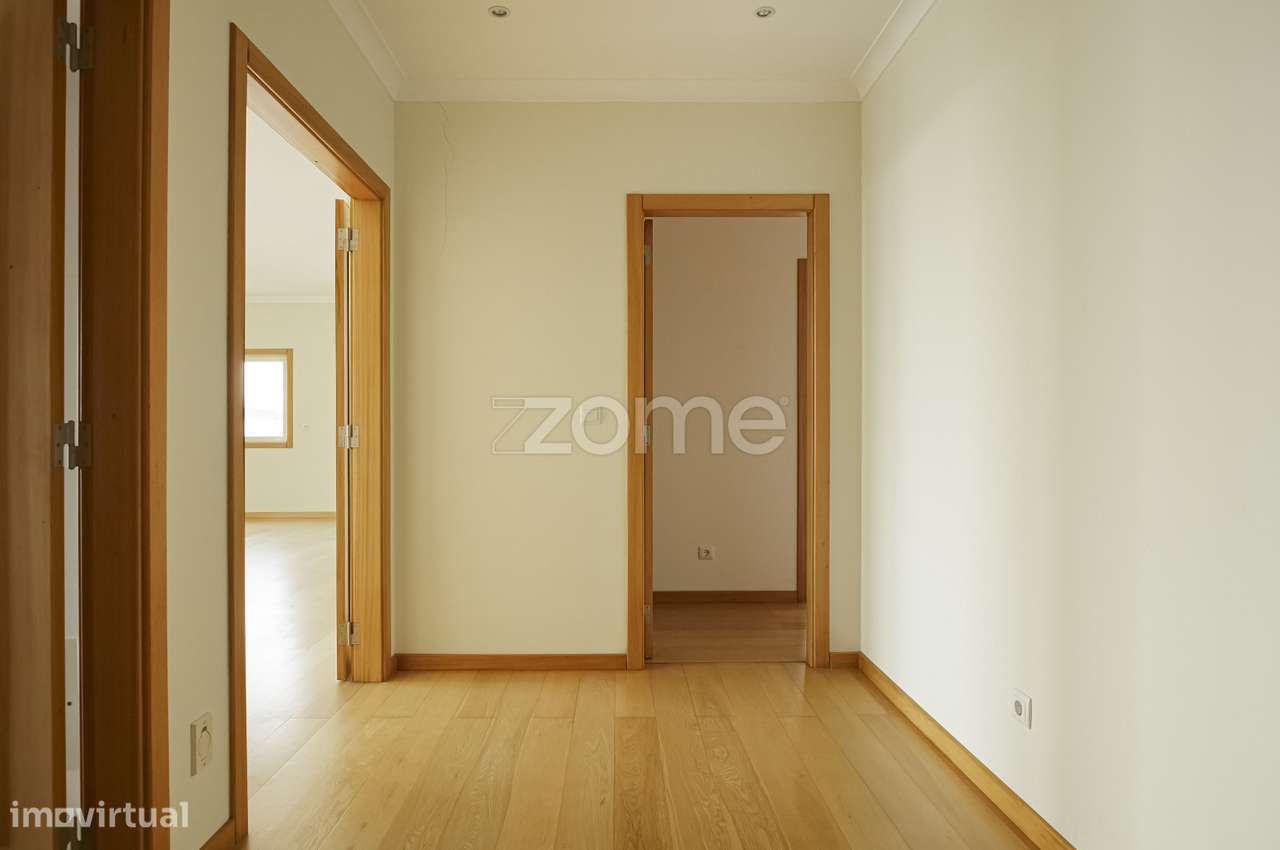 Apartamento T3 com varanda e vista de mar no L Towers em Paço de Ar...-5