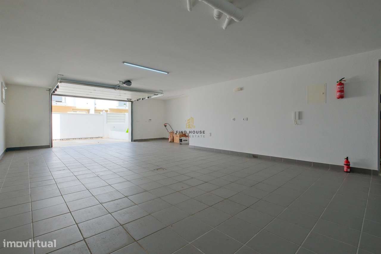 Moradia T3 com piscina, jardim e garagem box, na Caparica-47