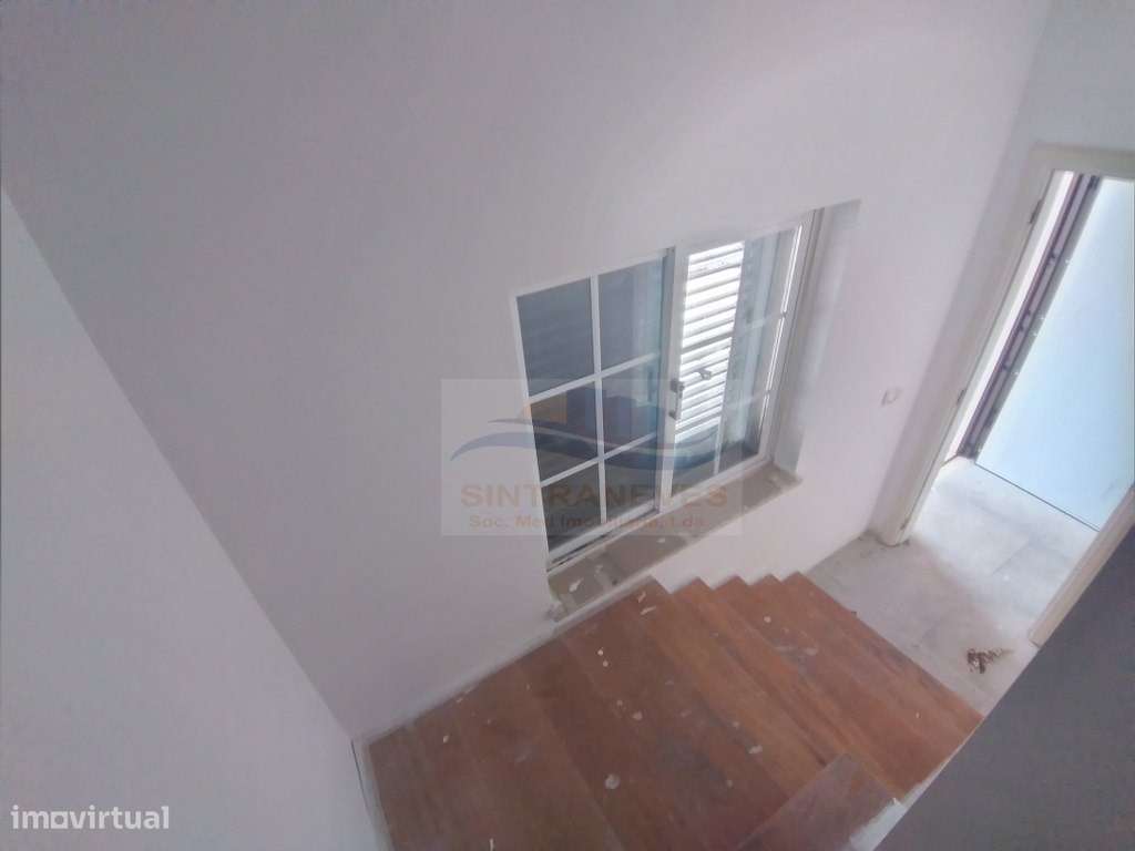 Lindo Apto T4 , totalmente remodelado num 1º andar, junto à Base Na...-29