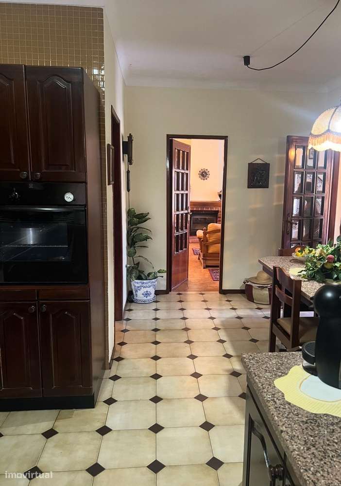 Excelente moradia T4 com 2 lojas arrendadas + Garagem-7