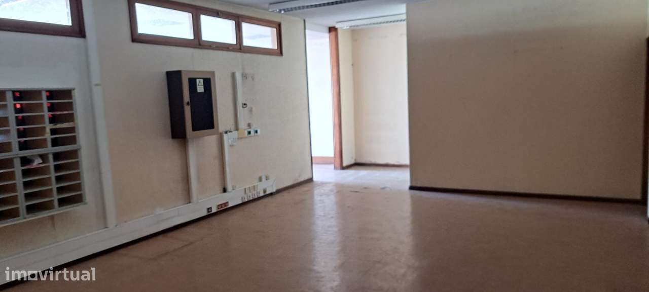 Loja comercial em Darque com estacionamento-5