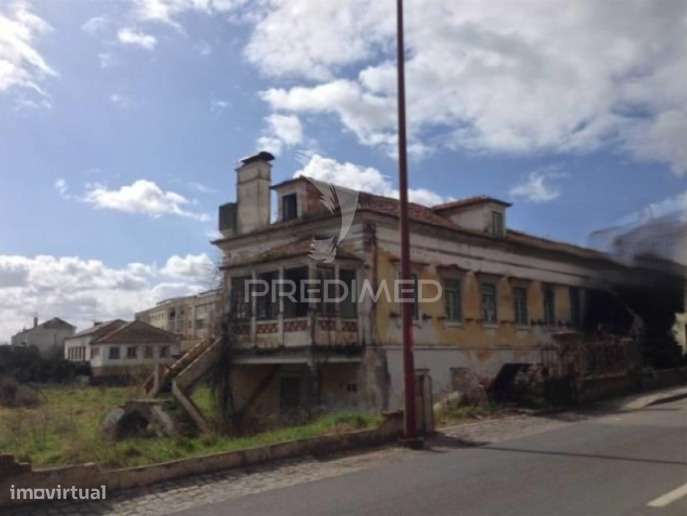 Moradia de 20 divisões inserida em terreno de 3,2ha em Abrantes - Grande imagem: 4/11