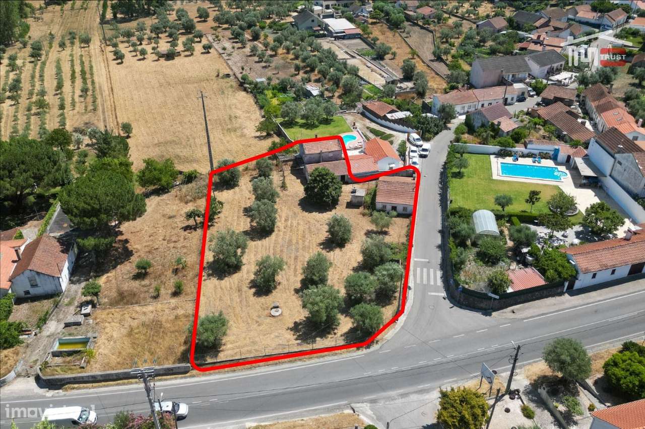 2 Moradias Inseridas Num Terreno Todo Vedado Com 1785 M2 Poco Fur