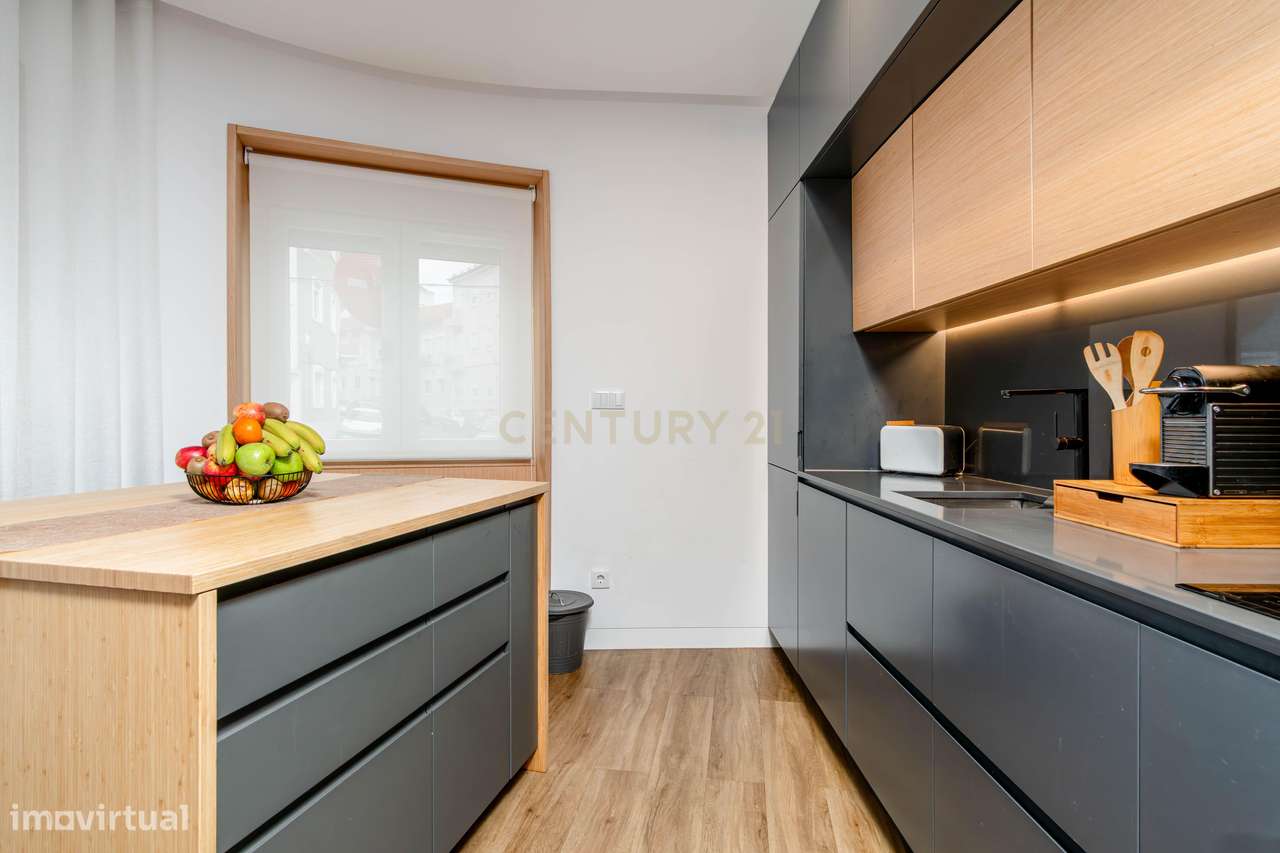 Apartamento Renovado com Terraço na Pontinha-16