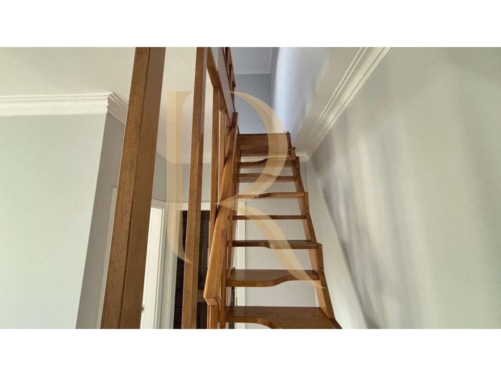Apartamento duplex T1+1 remodelado no Monte da Caparica-8