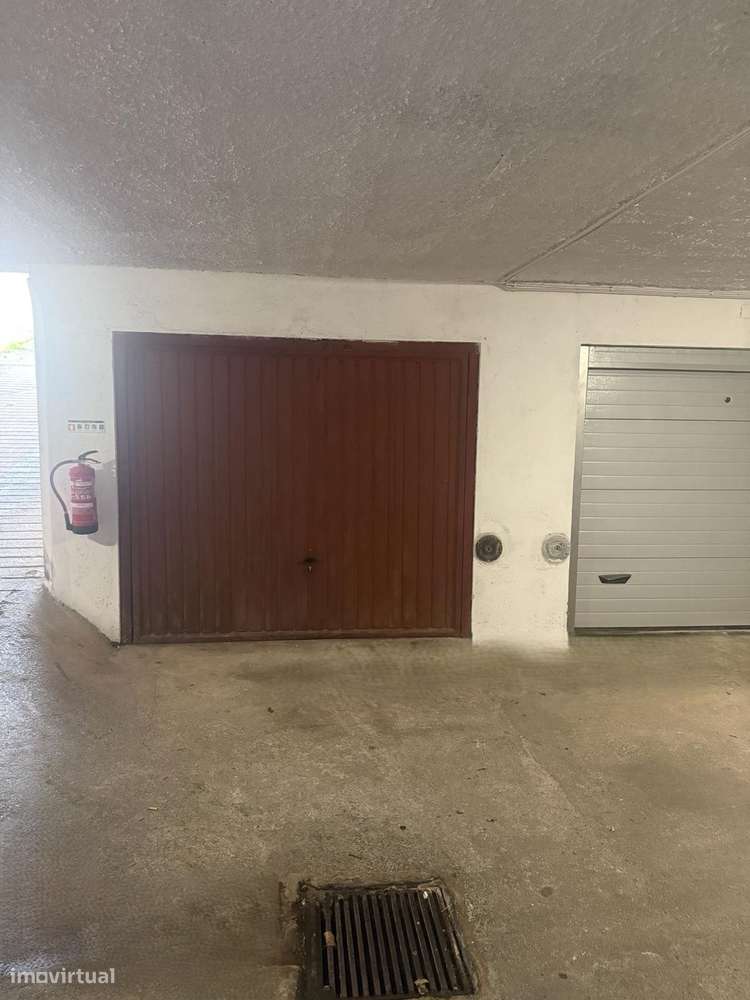 Armazém / Garagem Individual - Rua do Brasil  C/ Eletricidade Própria - Grande imagem: 4/12