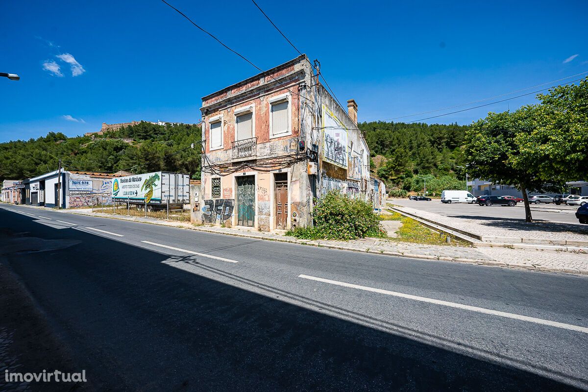 Prédio para remodelação em Setúbal,  entre a Av. Luisa Todi e a Serra