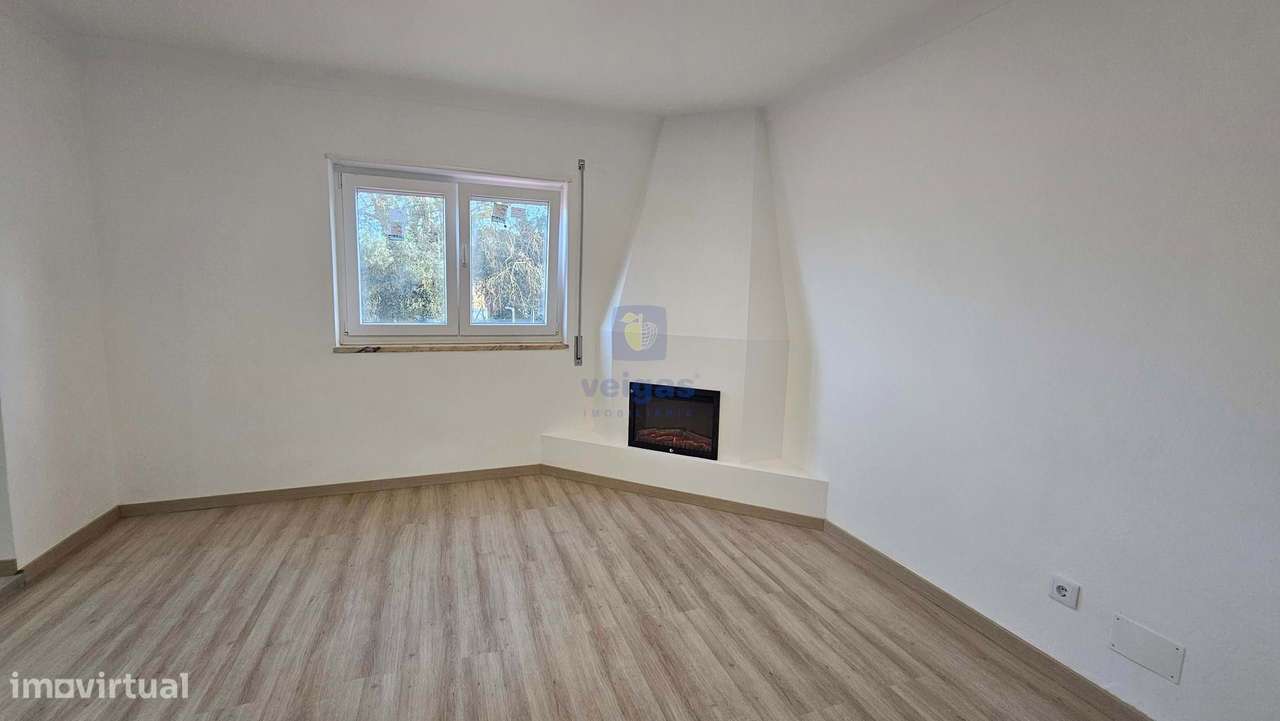 Edifício para Habitação e Comércio - Moradia T3 Renovada c/ Terraço e-6