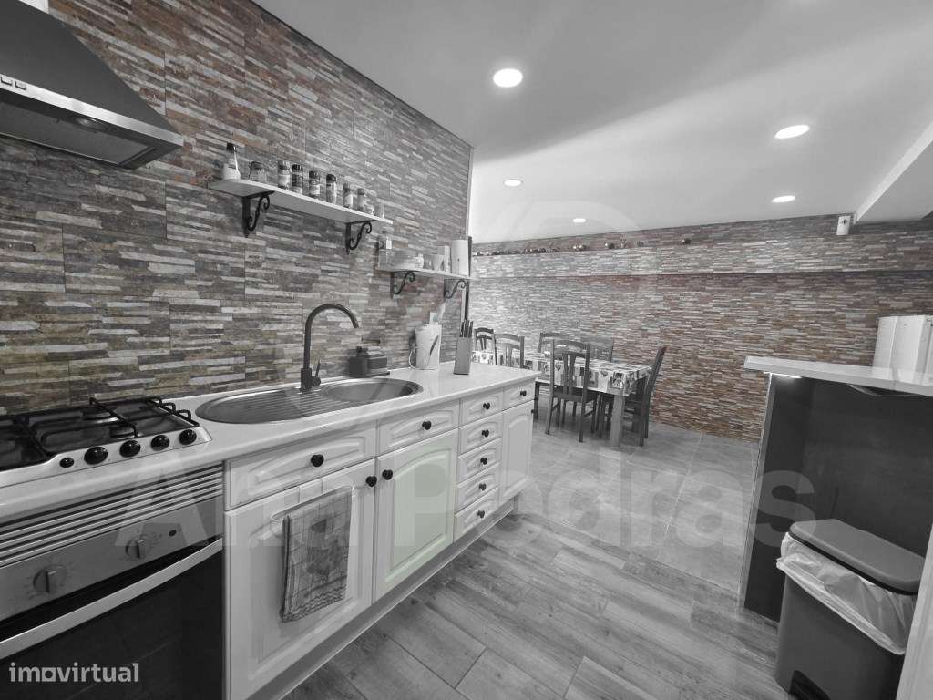 Moradia Bi-Familiar Totalmente Remodelada com Logradouro e Elevado ...-30