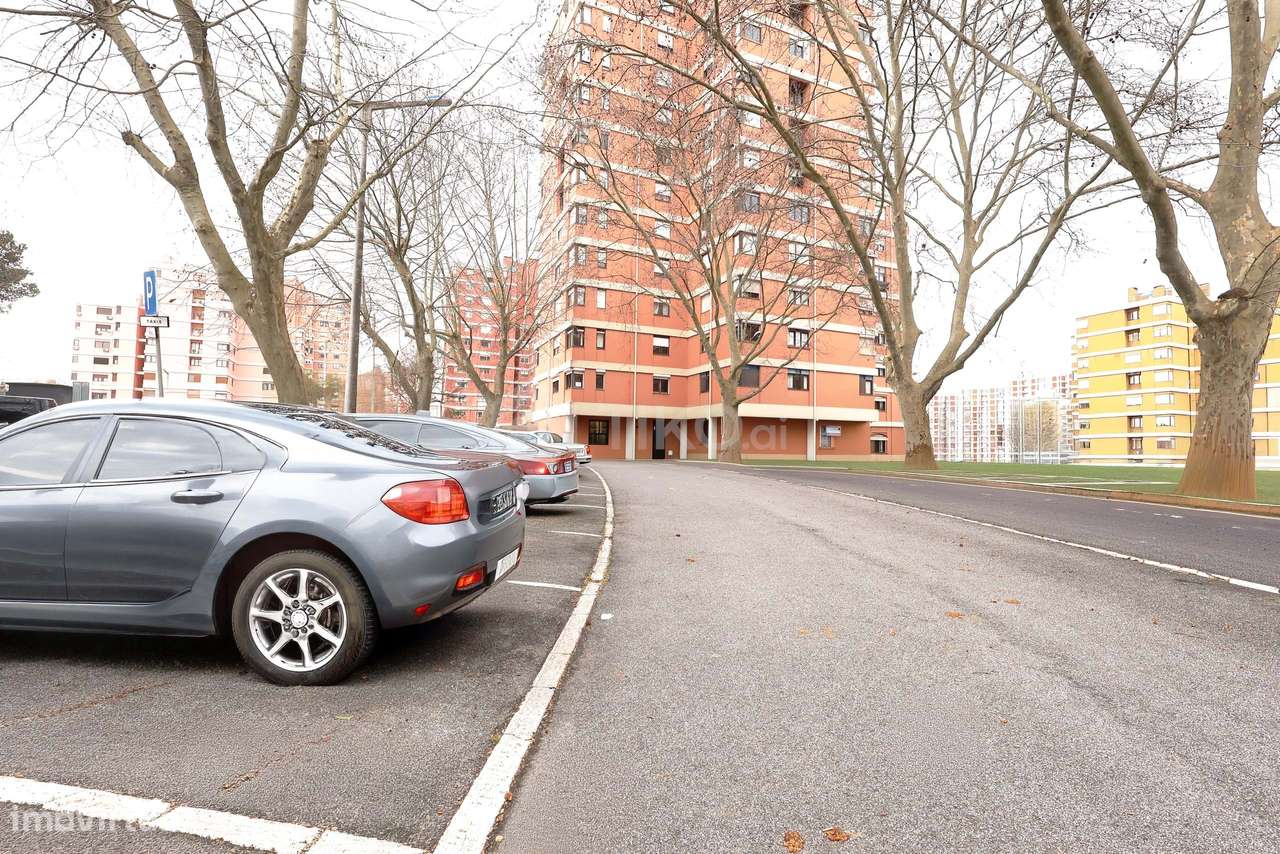 T4 COM 3 FRENTES SOLARES E ÁREAS ACIMA DA MÉDIA | METRO DE CHELAS-23