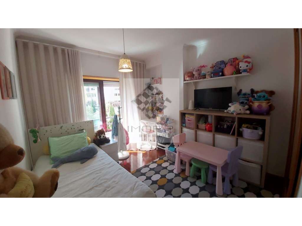 Fabuloso T4 na Radial em Odivelas com estacionamento!-25