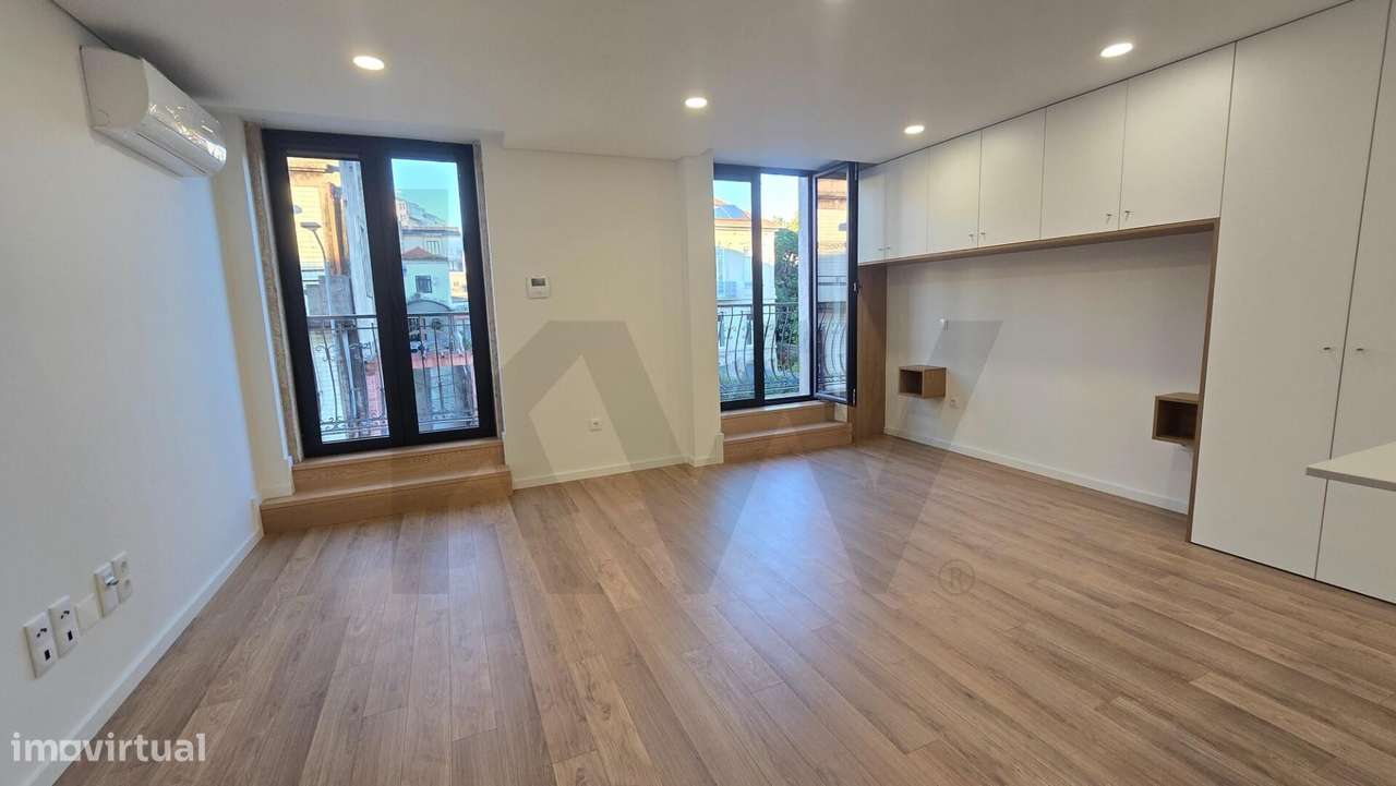 Apartamento "Studio", com Varanda, Mobilado e equipado, no centro do - Grande imagem: 2/20