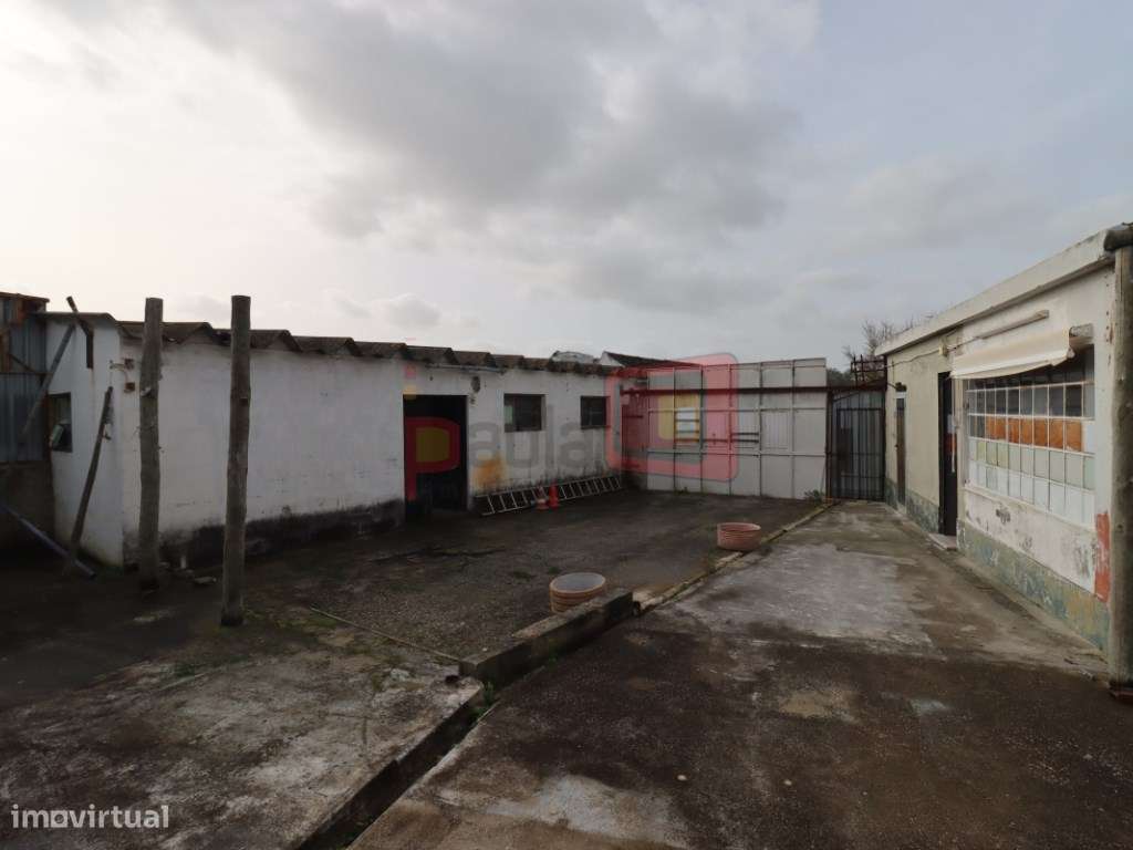 TERRENO COM CASAS - SARILHOS GRANDES-33