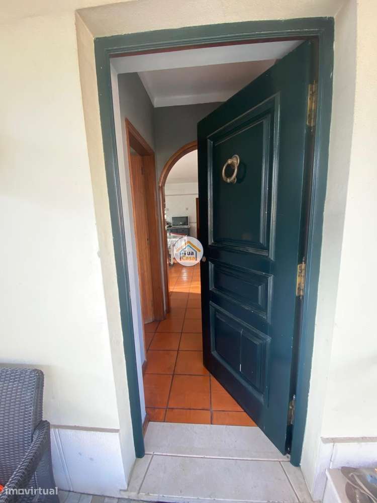 Moradia Geminada  de um dos lados do outro tem entarada e jardim em to-6