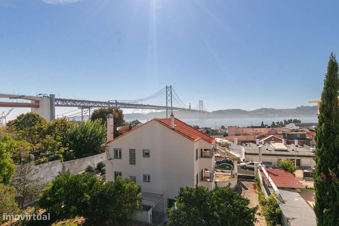 Terreno de 956m2 com duas moradias em Alcântara, Lisboa, uma T4 e T3-40