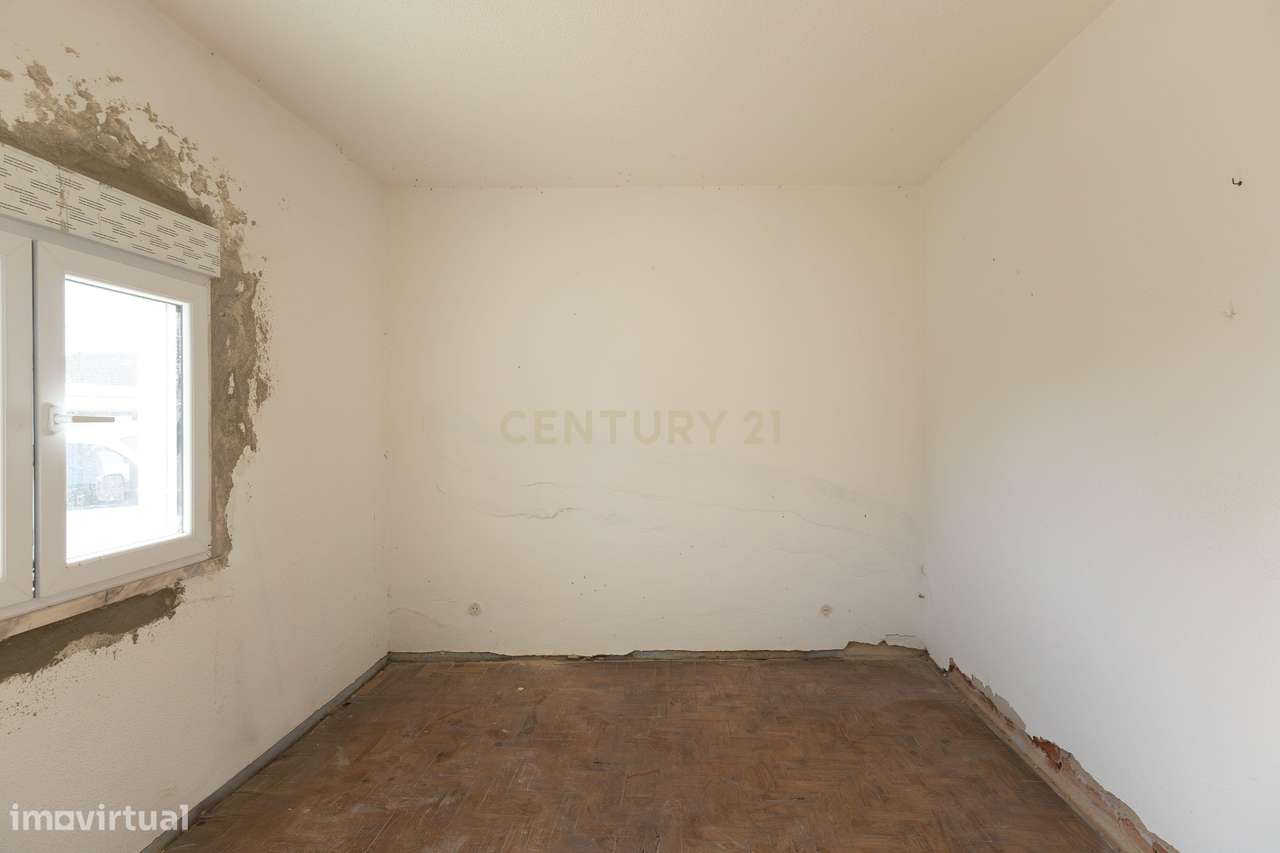 Moradia T3  com logradouro para remodelar - Grande imagem: 5/41