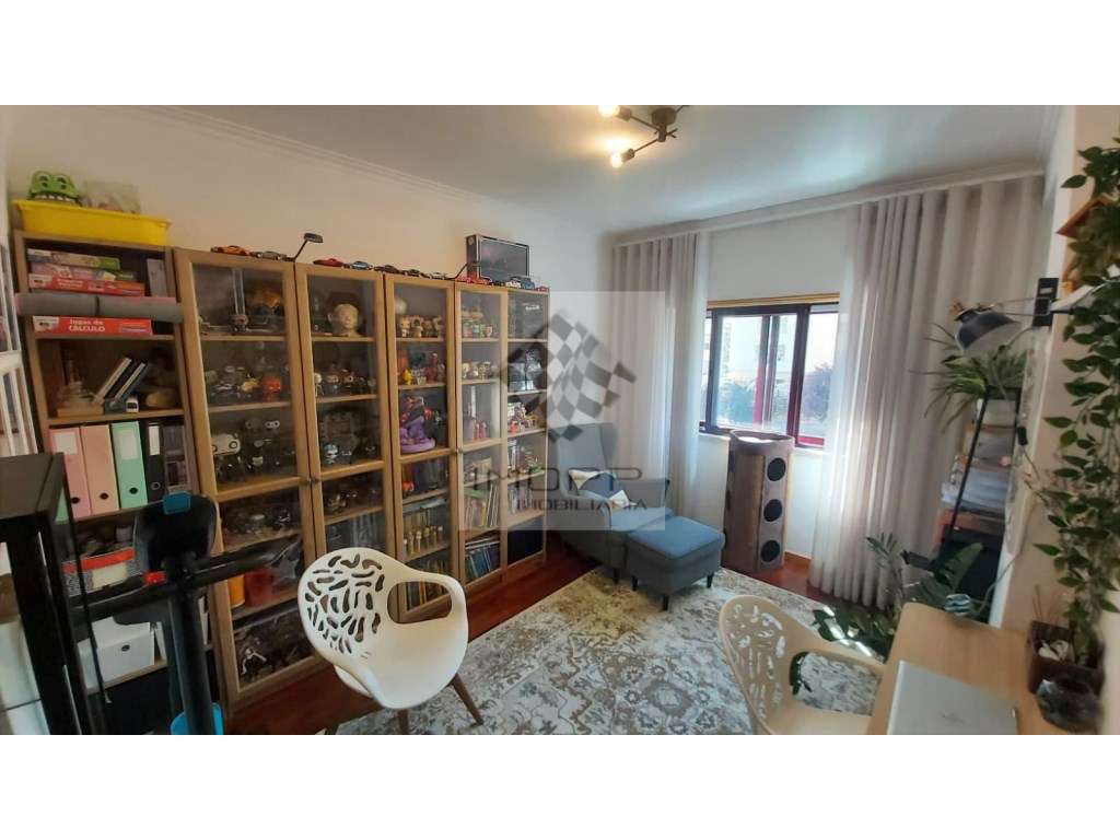 Fabuloso T4 na Radial em Odivelas com estacionamento!-22