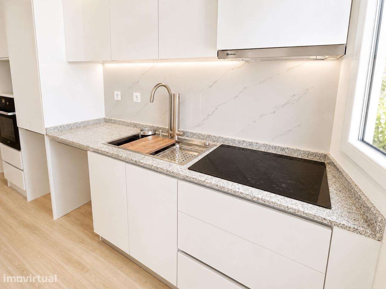 Prédio Renovado com 3 Habitações Independentes-9