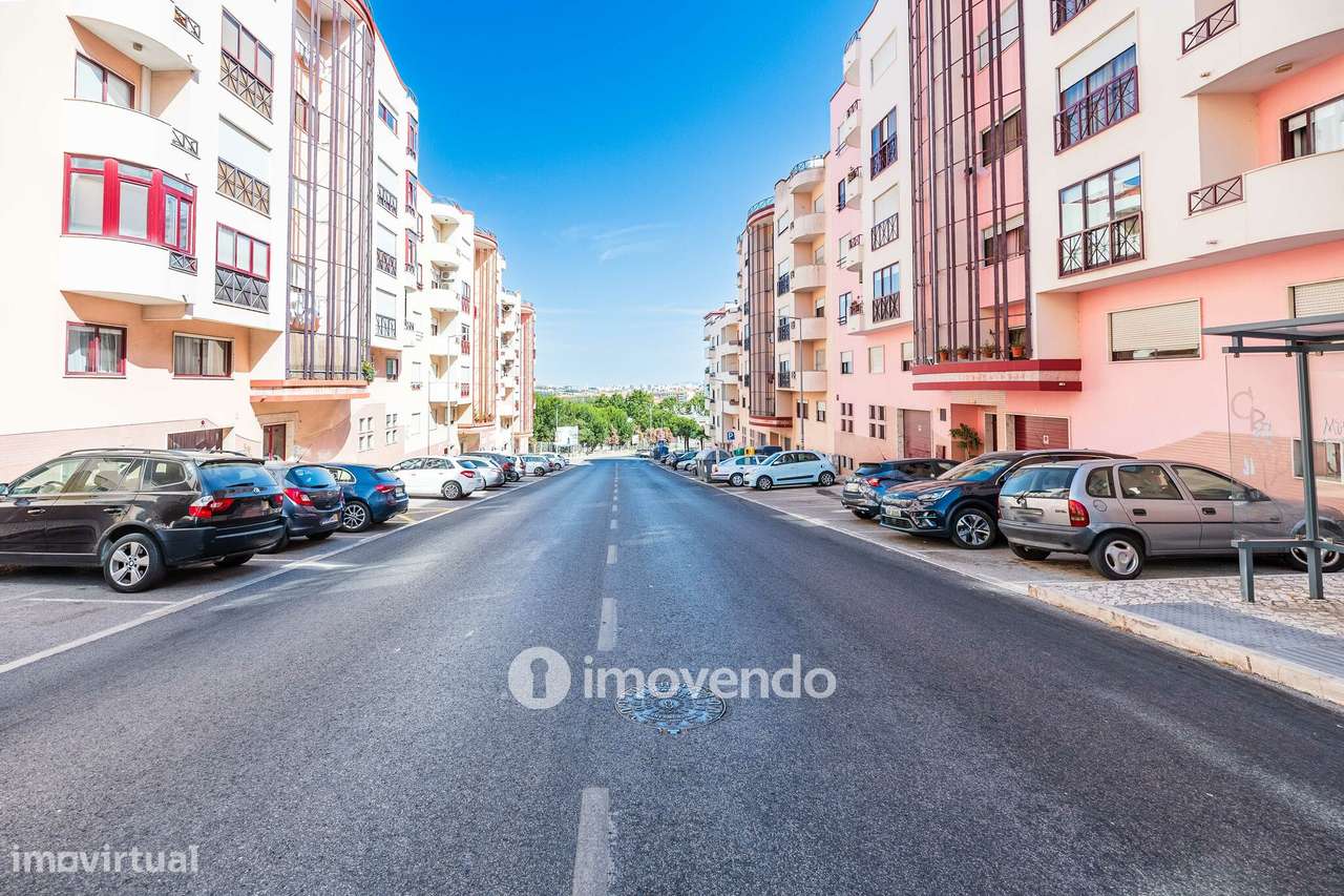 Apartamento T3, com garagem e arrecadação, na Ramada-48