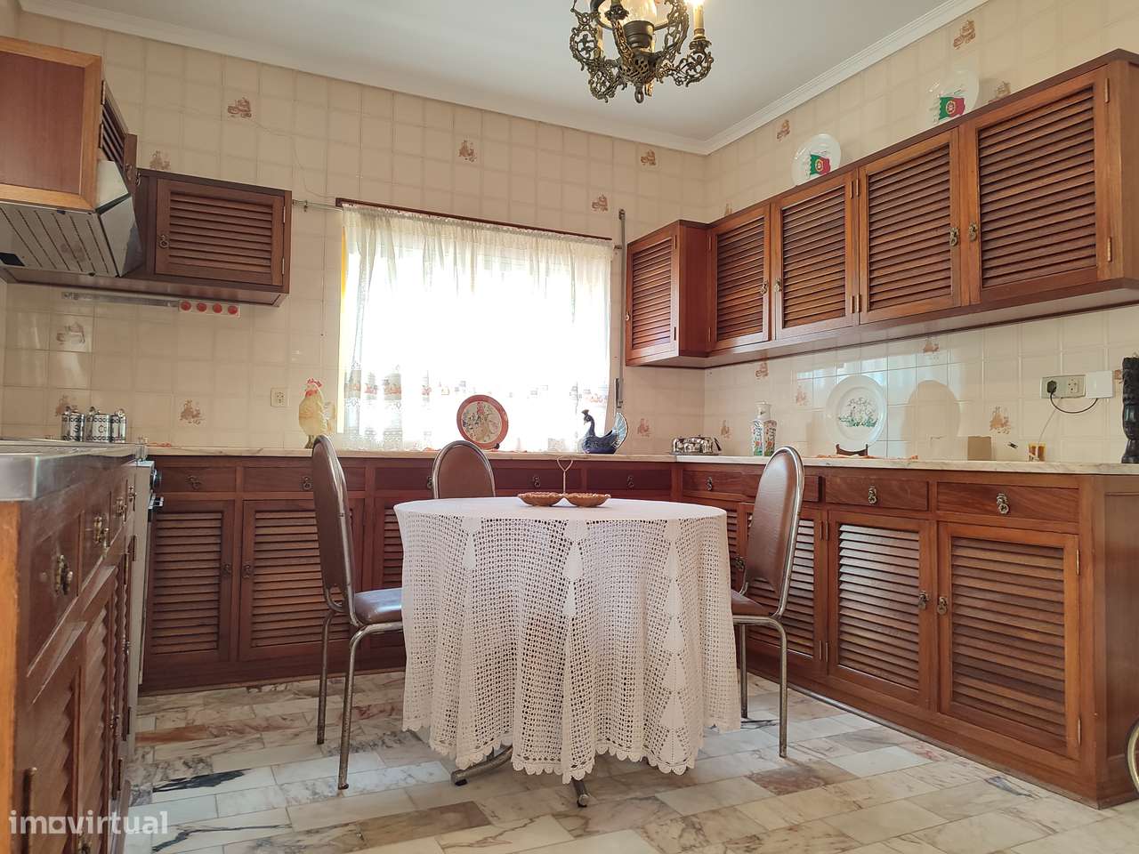 Moradia térrea com 4 frentes, garagem, anexos, jardim e bons acessos-32