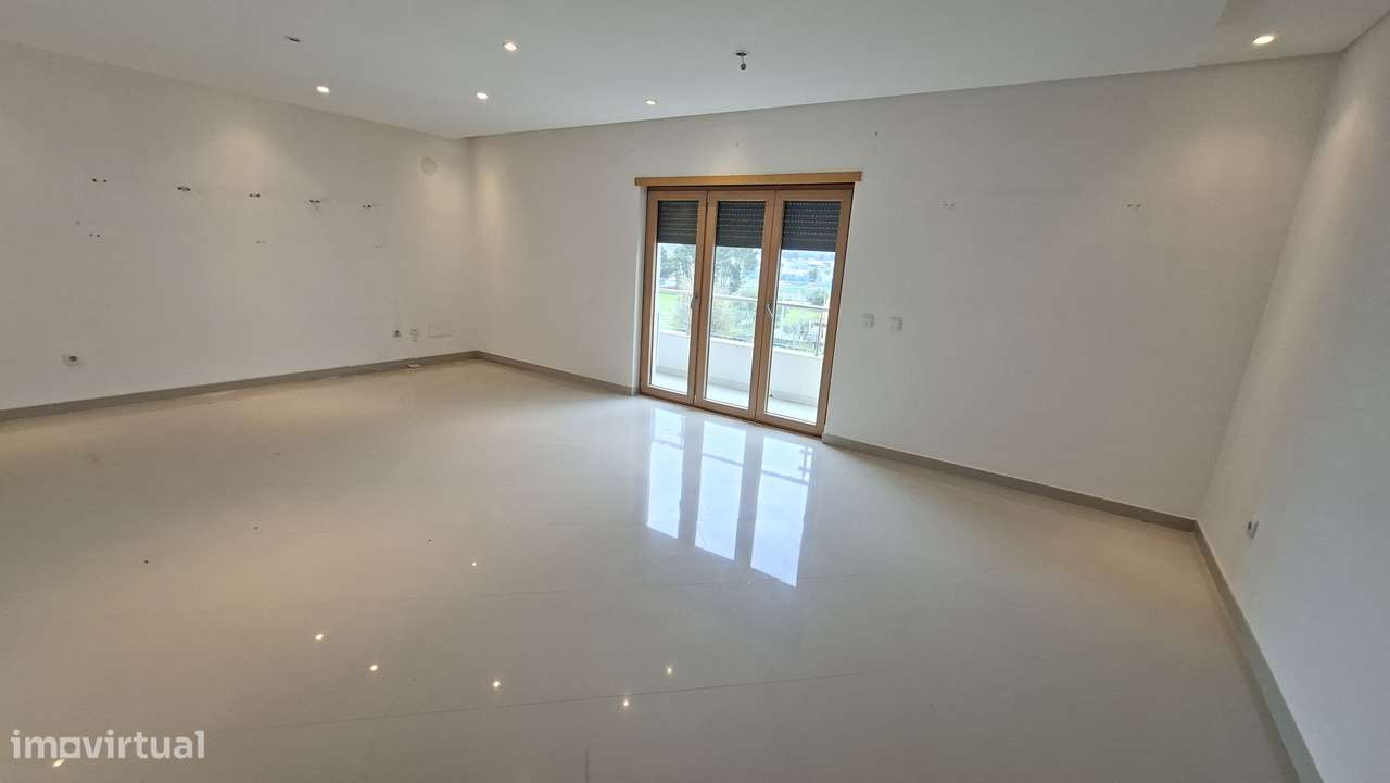 Apartamento T4  com 196m2 no Pinhal Novo.-1