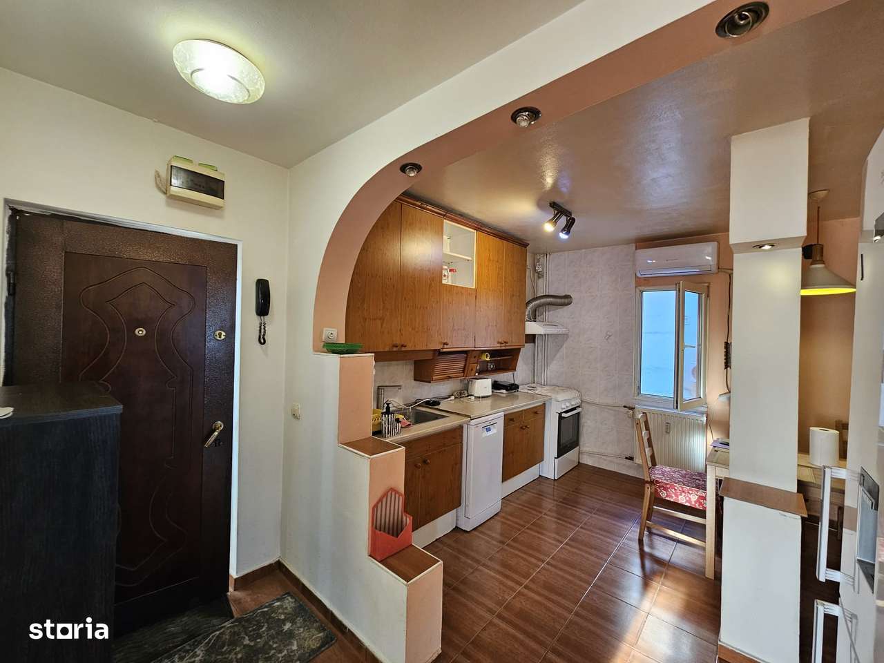 Apartament decomandat 4 camere Vergului cu 2 balcoane - Imagine principală: 5/13