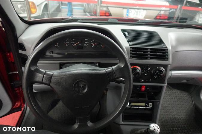 Alfa Romeo 145 1.6 L - 11