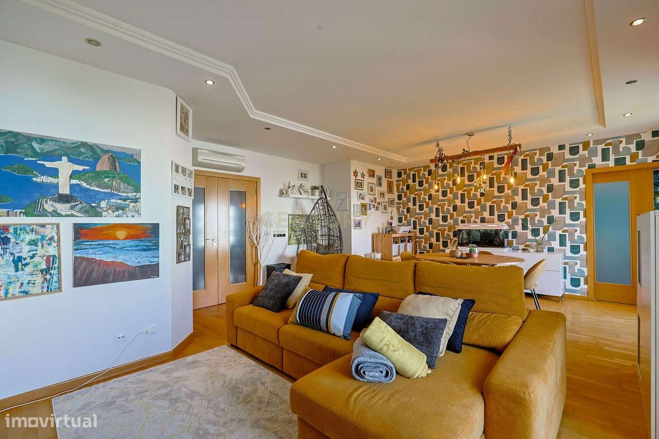 Apartamento T2 com Garagem, no Parque Luso em Corroios.-4