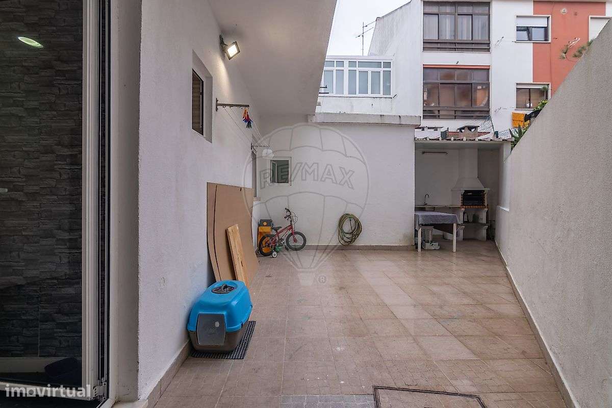 Apartamento T3 remodelado nas Paivas, com logradouro-21