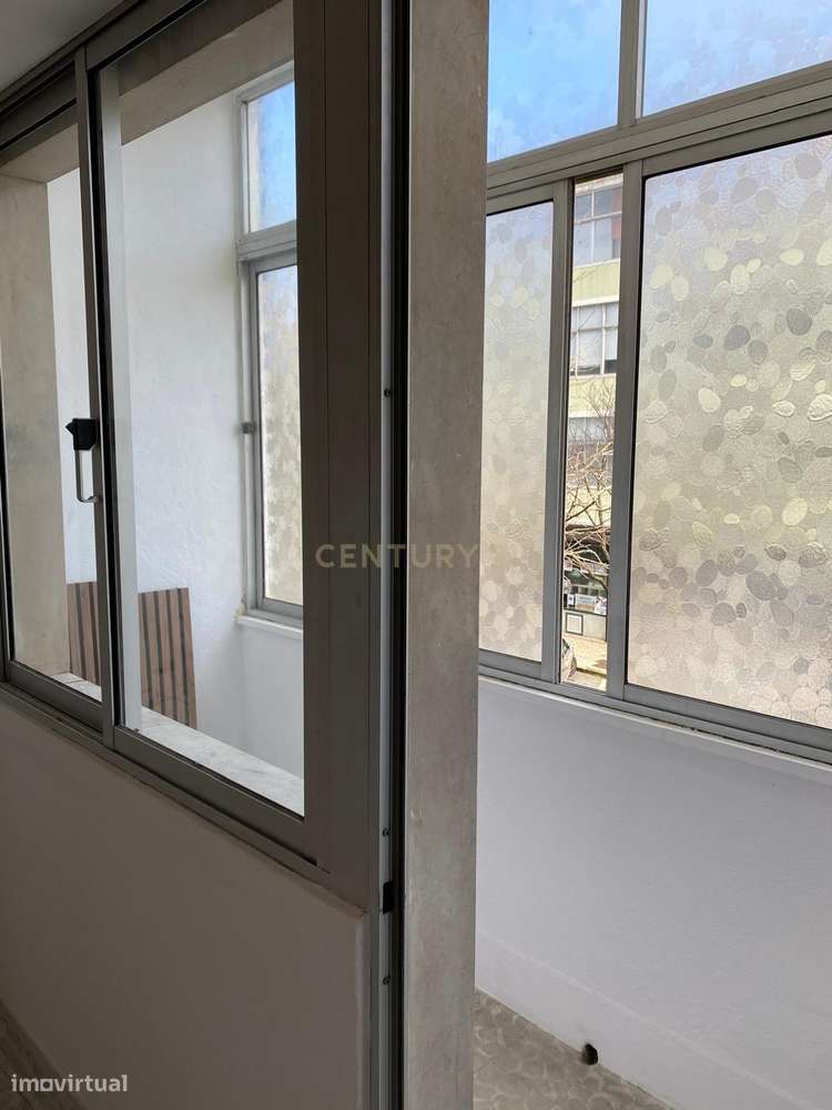 T2 para Arrendar na Damaia - Áreas Generosas e Excelente Localização! - Grande imagem: 4/18