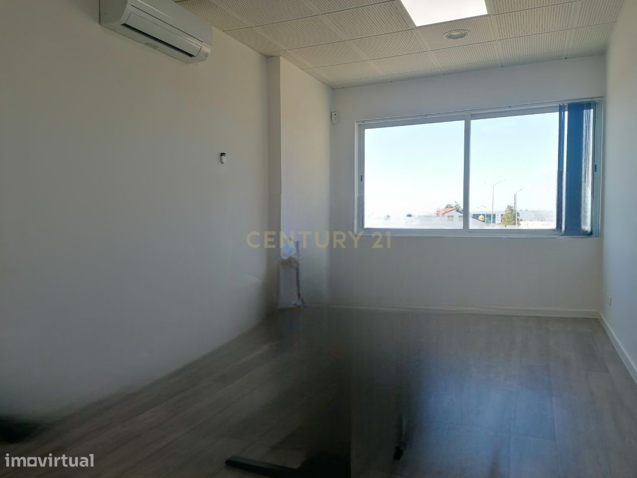 Gabinete/escritório para arrendamento 17m2 com A/C em edifício empresa - Grande imagem: 1/9