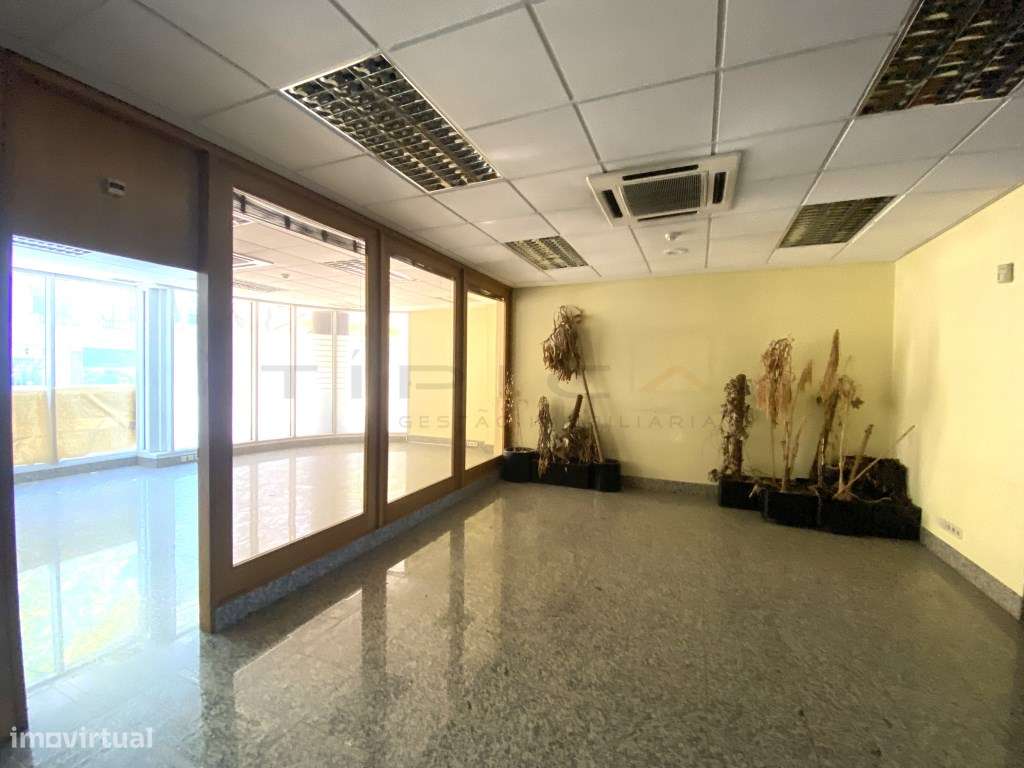 Espaço único de prestígio 3 estacionamento na Avenida 5 de Outubro - Grande imagem: 3/8