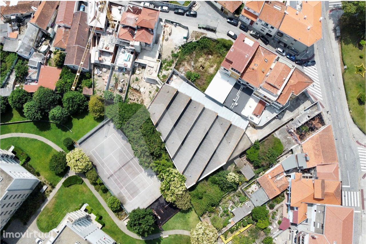 Terreno urbano com  projeto aprovado junto ao Miradouro de Santa Catar