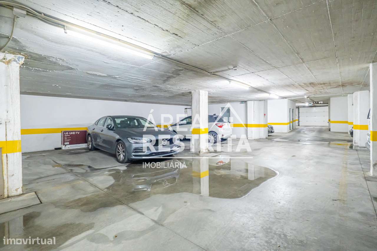 Apartamento T3 com parqueamento e elevador nos Fidalguinhos, Barreiro-36