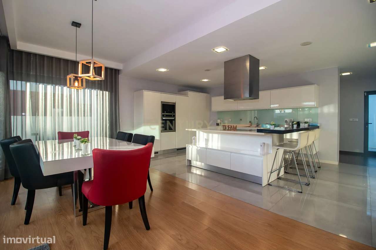 Viva o Luxo à Beira-Mar: Moradia Espetacular T5 com Piscina na Deslumb-7