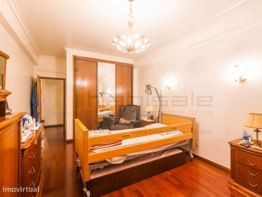 T4 com parqueamento e arrecadação a 2 min. do metro do Lumiar-18