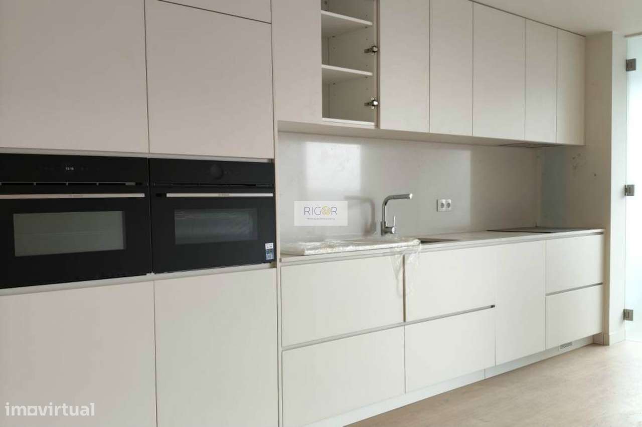 Apartamento T2+1 com varanda na sala a sul em Matosinhos-1